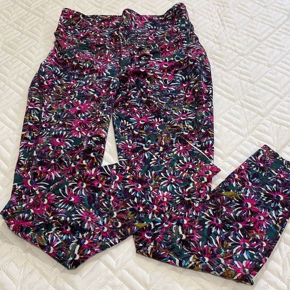 Lululemon Base Pace High-Rise Tight 28" *Brushed
Floral Electric Multi - Picture 5 of 7